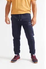 Pantalón de jogging verde oliva de felpa, corte skinny, con puños ajustados, cordón ajustable en la cintura, bolsillos laterales y logo de goma en el bolsillo trasero.