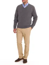 Sweater de punto con cuello en V y manga larga, confeccionado en una mezcla de lana extra fina y cashmere. Presenta un diseño clásico de calce regular con acabado texturizado.