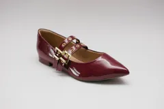 Chatitas rojas de charol con punta fina y dos tiras sobre el empeine con ojales metálicos y hebillas doradas.