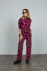 Pantalón fucsia con estampado animal print negro, de corte recto, tiro alto y cintura elastizada.