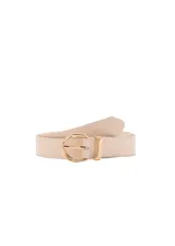 Cinturón de poliuretano color beige con hebilla metálica dorada de diseño clásico y pasador a juego.