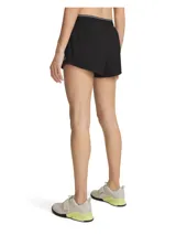 Short deportivo Under Armour modelo Vanish Woven, color negro, de tiro medio y confeccionado en tejido elástico ultraligero de secado rápido con braguita interior. Cuenta con cintura elástica visible con detalle del logotipo, bolsillos laterales abiertos y aberturas laterales en el bajo.