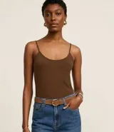 Blusa básica negra de breteles finos, confeccionada en malla de algodón peruano con escote redondo.