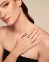 Anillo plateado con diseño de doble barra unida por esferas.
