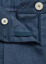 Pantalón de lino azul, de tiro alto y diseño recto con bajo cropped y pinzas en la cintura.