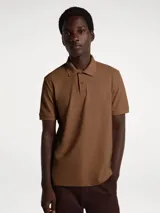 Polo marrón de manga corta confeccionada en tejido de piqué de algodón.