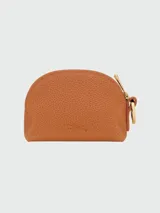 Monedero de cuero granulado en color marrón, con forma de media luna y cierre superior con tirador metálico dorado.