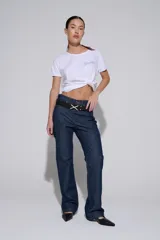 Jean de tiro bajo en denim oscuro, corte relajado y pierna recta.