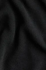Buzo de punto suave con diseño de hombros descubiertos y escote con doblez, de manga larga y corte ajustado.