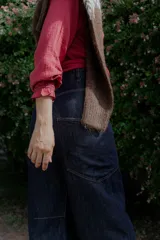 Pantalón jean wide leg de tiro medio, color azul oscuro, con costuras decorativas marcadas y diseño amplio de corte recto.