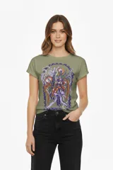 Remera de algodón color verde oliva, corte holgado, con cuello redondo y manga corta. Presenta un estampado frontal de un ramo de flores en tonos naranjas, morados y blancos, enmarcado por un borde festoneado.