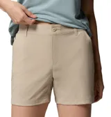Short Columbia Leslie Falls II Omni-Shade de tiro medio y calce cómodo, confeccionado con tejido elástico con tecnología avanzada de repelencia al agua y a las manchas. Posee bolsillos laterales para las manos, bolsillos traseros, bolsillo de seguridad con cremallera y trabillas para cinturón.