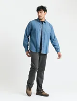 Camisa de denim de algodón con cuello clásico, cierre frontal con botones, bolsillo superior de parche y mangas largas con puños abotonados.
