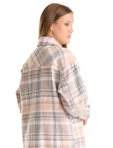 Sobrecamisa larga de tejido soft con estampado de cuadros en tonos celestes, beige y blanco. Presenta cuello con solapa, cierre frontal con botones, bolsillos aplicados en el pecho y mangas largas con puños abotonados.