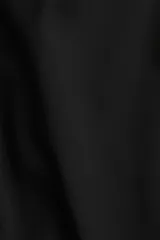 Pantalón negro de vestir, tiro alto, con piernas anchas y corte recto. Presenta pliegues marcados en el frente y cierre frontal oculto.