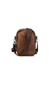 Bandolera morral color verde militar, con cierre metálico principal y cierre frontal. Cuenta con correa de galón gruesa y ajustable.