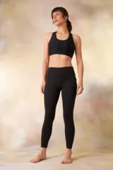 Calza larga deportiva de tiro alto, color negro, con diseño ajustado y costuras reforzadas.