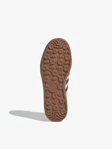 Zapatillas Adidas Gazelle Bold para mujer. Diseño clásico en gamuza color beige con las tres tiras laterales en azul marino. Suela de goma apilada color caramelo.