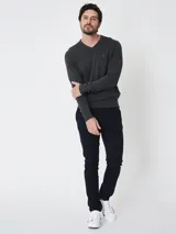 Sweater Tommy Hilfiger de cuello en V y manga larga, confeccionado en tejido de punto con puños y bajo acanalados. Presenta el logo de la marca bordado en el pecho.