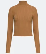 Polera color camel de punto acanalado, con cuello alto y mangas largas.