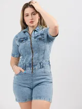 Mono corto de jean color celeste, con cierre frontal, cuello camisero y bolsillos delanteros y traseros.