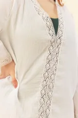 Kimono de playa blanco de tela ligera, fresca y fluida con escote en V y detalles de puntilla de algodón combinada.