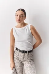 Top de tejido acanalado con cuello bote y calce al cuerpo, color blanco.