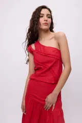 Top blanco irregular con doble tira de hombro y detalle de pequeños volados.