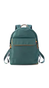 Mochila negra de tela impermeable con detalles en cuero sintético color marrón. Tiene un bolsillo grande frontal con broche, asas ajustables y faja para carry on.