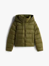 Campera térmica de plumón color verde oliva, con acabado repelente al agua. Presenta capucha fija, cuello levantado, cierre frontal de cremallera y bolsillos delanteros con botones a presión.