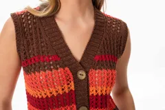 Chaleco tejido a crochet con diseño a rayas horizontales en tonos marrón, naranja y rojo. Tiene escote en V, cierre con botones de madera y ribetes marrones.