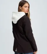 Blazer sastre de corte estructurado y recto, con estampado de rayas de tiza, cuello con solapa y cierre frontal con botones. Confeccionado en tejido con mezcla de poliéster y viscosa.