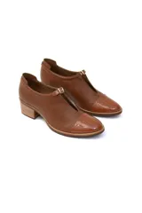 Zapato acordonado de cuero color caramelo, con puntera charolada y taco de madera.