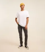 Pantalón de jean corte skinny, color gris oscuro, con cierre tradicional y bolsillos laterales y traseros.