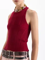 Top tejido de punto acanalado en color negro, con cuello redondo y diseño ajustado al cuerpo. Presenta un corte sin mangas con estilo deportivo y espalda con breteles cruzados.