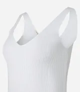 Musculosa negra de tejido de punto acanalado, con escote en V profundo y tirantes anchos.