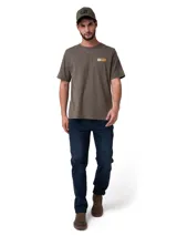 Remera de manga corta y cuello redondo color verde oliva. Presenta un pequeño estampado rectangular en el pecho con el logo de la marca y herramientas cruzadas, además de un diseño gráfico en la espalda.