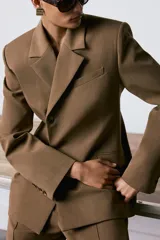 Blazer Zara Woman Collection de cuello solapa y manga larga, con cierre frontal cruzado de botones, bolsillo de vivo en el pecho y bolsillos con solapa en el delantero.