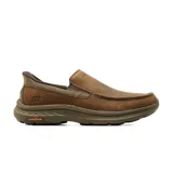 Zapato casual tipo mocasín Skechers modelo Pollard Osgood, confeccionado en cuero color marrón con suela Goodyear antideslizante. Presenta diseño sin cordones con tecnología Slip-ins y plantilla con amortiguación.