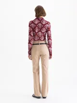 Pantalón sastrero color beige con raya marcada al centro y pierna recta. Incluye un cinto desmontable de cuero vacuno con herrajes metálicos níquel. Tiene bolsillos delanteros biselados y bolsillo ojal en la espalda.