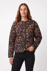 Campera acolchada color negro con diseño de pespuntes ondulados, cuello redondo y cierre frontal de botones.