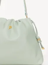 Cartera marrón de cuero vacuno liso con correa regulable y aplique JCH en el frente. Sistema de ajuste mediante tiras.