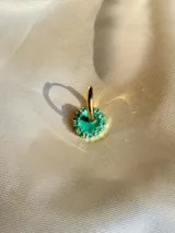 Arito dorado con forma circular, centro negro y strass blancos alrededor. Se vende por unidad.