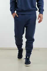 Pantalón jogging de corte ajustado, con cintura elástica y puños elastizados en los tobillos. Presenta un diseño minimalista en color gris oscuro, ideal para un look urbano y deportivo.