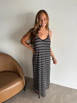 Vestido largo de jersey, color negro con rayas horizontales blancas, corte recto y tirantes finos.