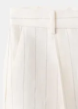 Short de mezcla de lino color beige con sutiles rayas verticales, diseño recto y tiro medio, con bolsillos laterales y trabillas para cinturón.