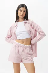 Short piyamero a rayas verticales color verde y blanco, con elástico en la cintura.