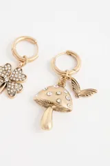 Aro tipo argolla dorada con dije colgante en forma de hongo, decorado con pequeños cristales.