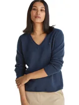 Sweater Tommy Hilfiger de cuello en V, confeccionado en pura lana. Presenta un diseño de corte regular con terminaciones enrolladas en cuello, puños y bajo, y el logo de la marca bordado en el pecho.