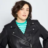 Campera negra de cuero sintético con cuello dentado, cierre cruzado con cremallera y bolsillos laterales con cremallera.